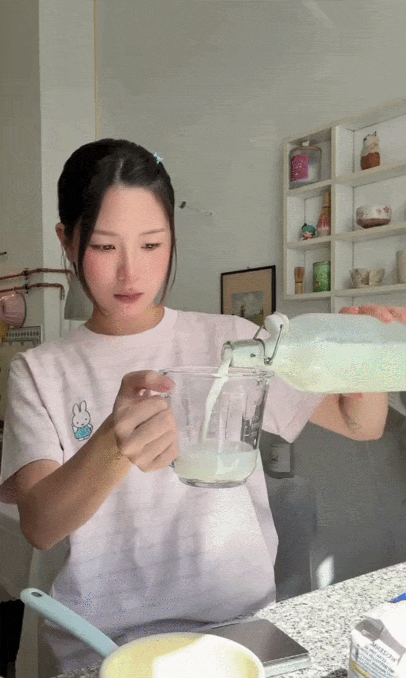 Thạch Trang nấu ăn g&acirc;y tranh c&atilde;i: B&aacute;nh d&iacute;nh l&ocirc;ng m&egrave;o v&agrave; sữa uống dở - Ảnh 3.
