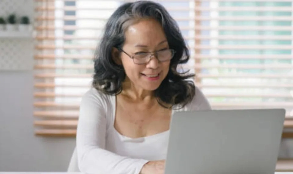 C&ugrave;ng tuổi nhưng tr&ocirc;ng như hai thế hệ: Nghi&ecirc;n cứu Harvard chỉ ra 5 th&oacute;i quen gi&uacute;p phụ nữ sống khỏe th&ecirc;m gần 10 năm - Ảnh 1.