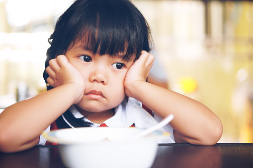 Khoa học n&atilde;o bộ cảnh b&aacute;o: 4 c&acirc;u cửa miệng của cha mẹ đang khiến n&atilde;o bộ trẻ &ldquo;đ&oacute;ng lại&rdquo;, sau 12 tuổi rất kh&oacute; b&ugrave; đắp - Ảnh 1.