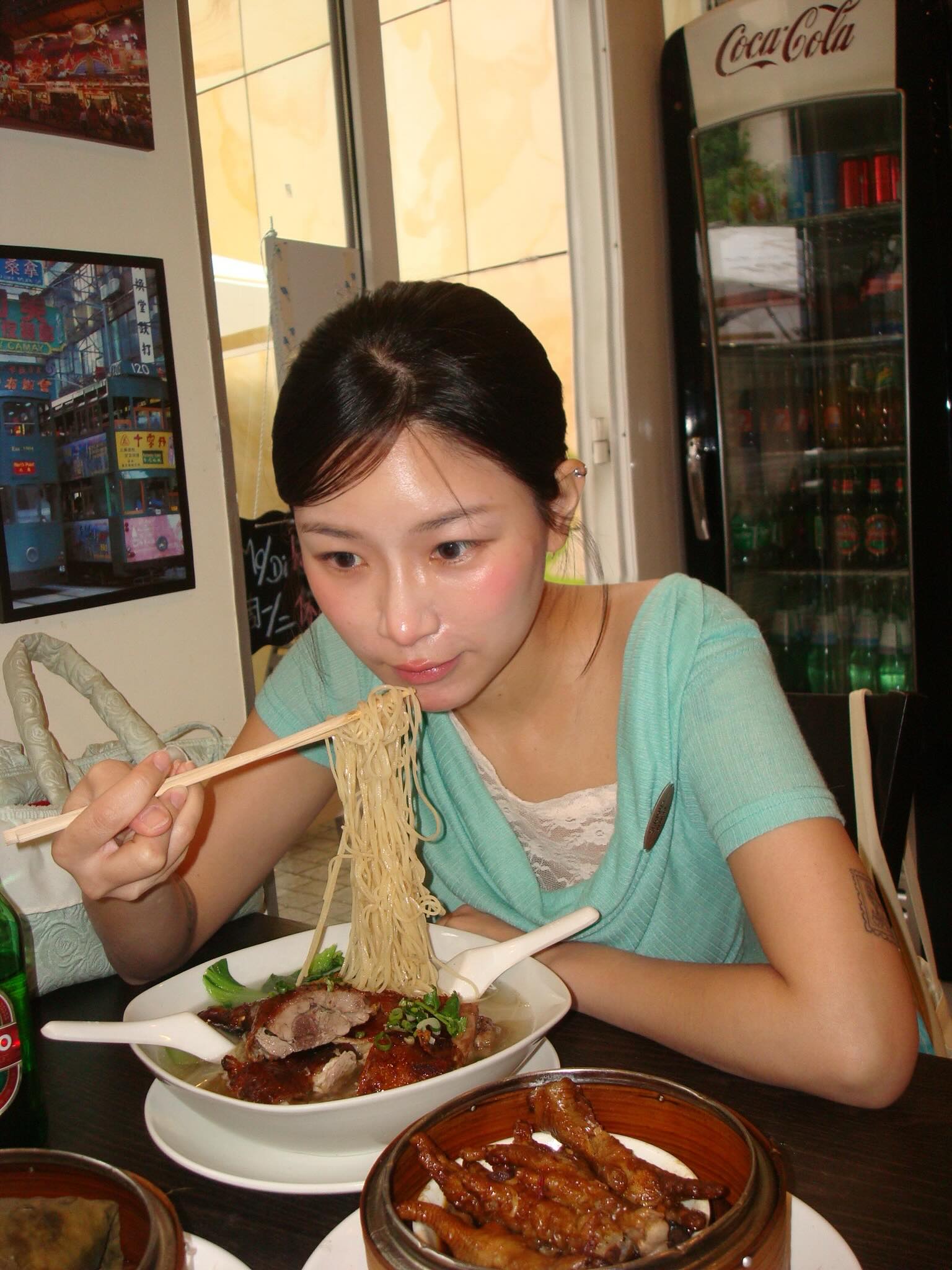 Thạch Trang nấu ăn g&acirc;y tranh c&atilde;i: B&aacute;nh d&iacute;nh l&ocirc;ng m&egrave;o v&agrave; sữa uống dở - Ảnh 5.