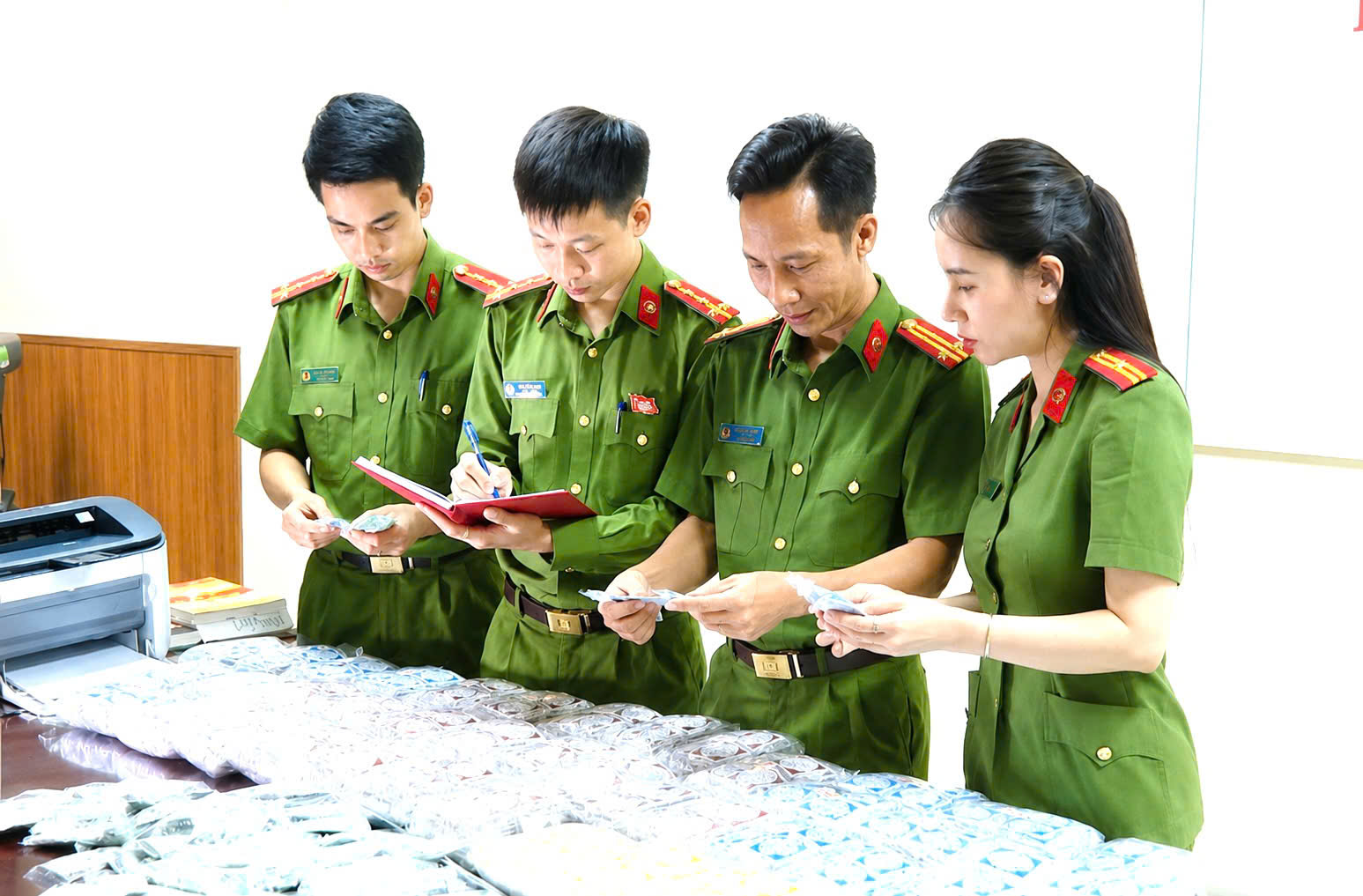 Kh&aacute;m x&eacute;t thu giữ hơn 100 . 000 Sản phẩm thuốc đ&ocirc;ng y chứa chất cấm tại thanh h&oacute;a - Ảnh 2.