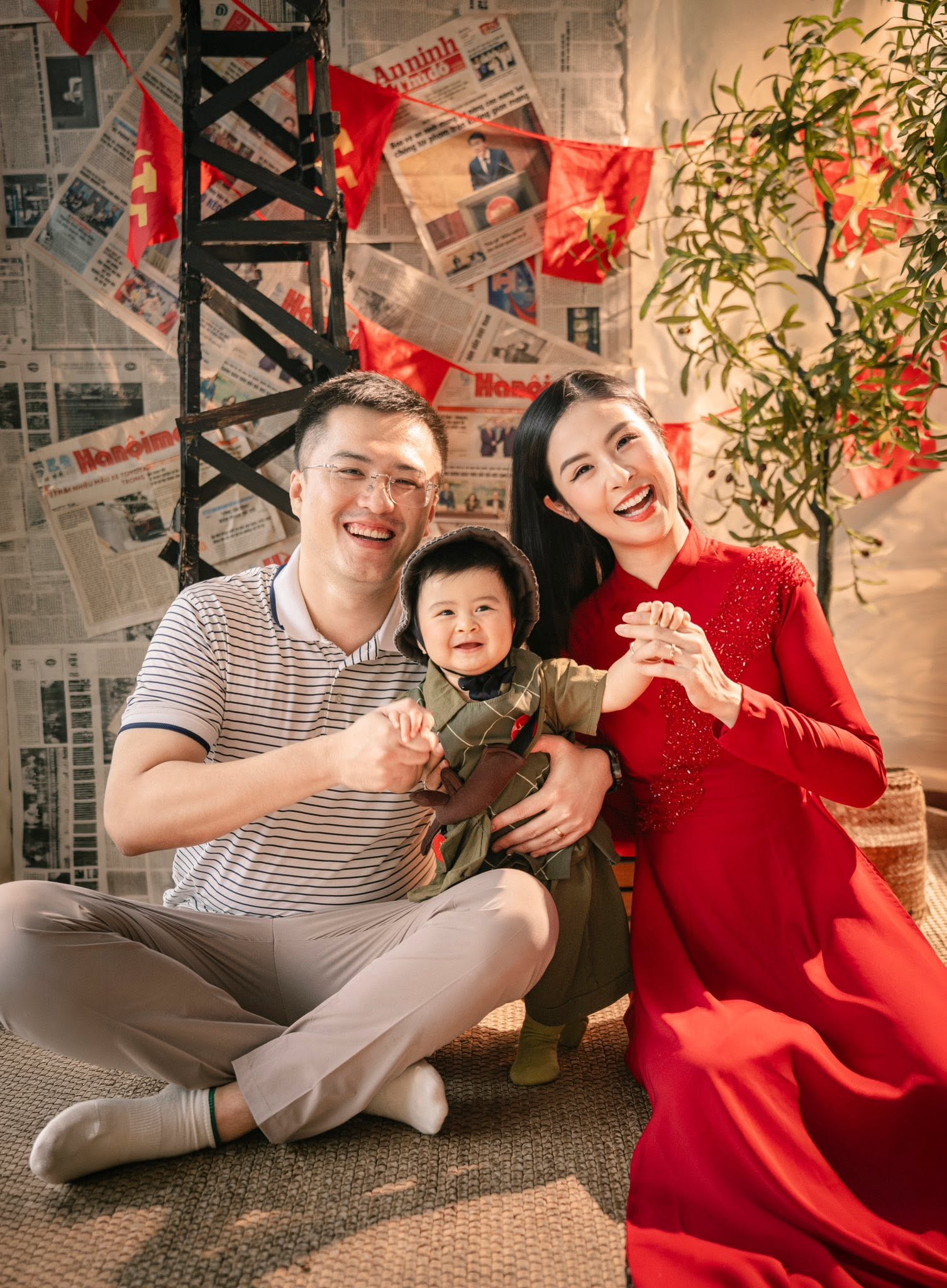 Con trai Hoa hậu Ngọc Hân tròn 1 tuổi chập chững biết đi, vẻ ngoài khôi ngô gây sốt mạng - Ảnh 6.