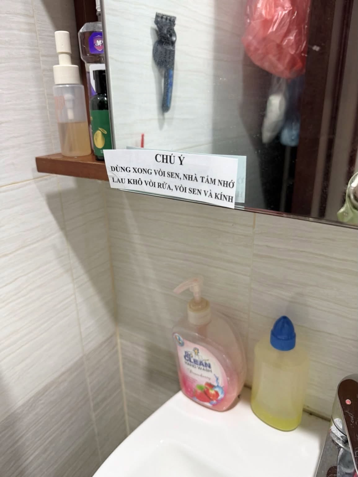 Mẹ chồng để lại mẩu giấy trong nh&agrave; vệ sinh khiến con d&acirc;u kh&ocirc;ng biết hiểu sao cho đ&uacute;ng- Ảnh 1.