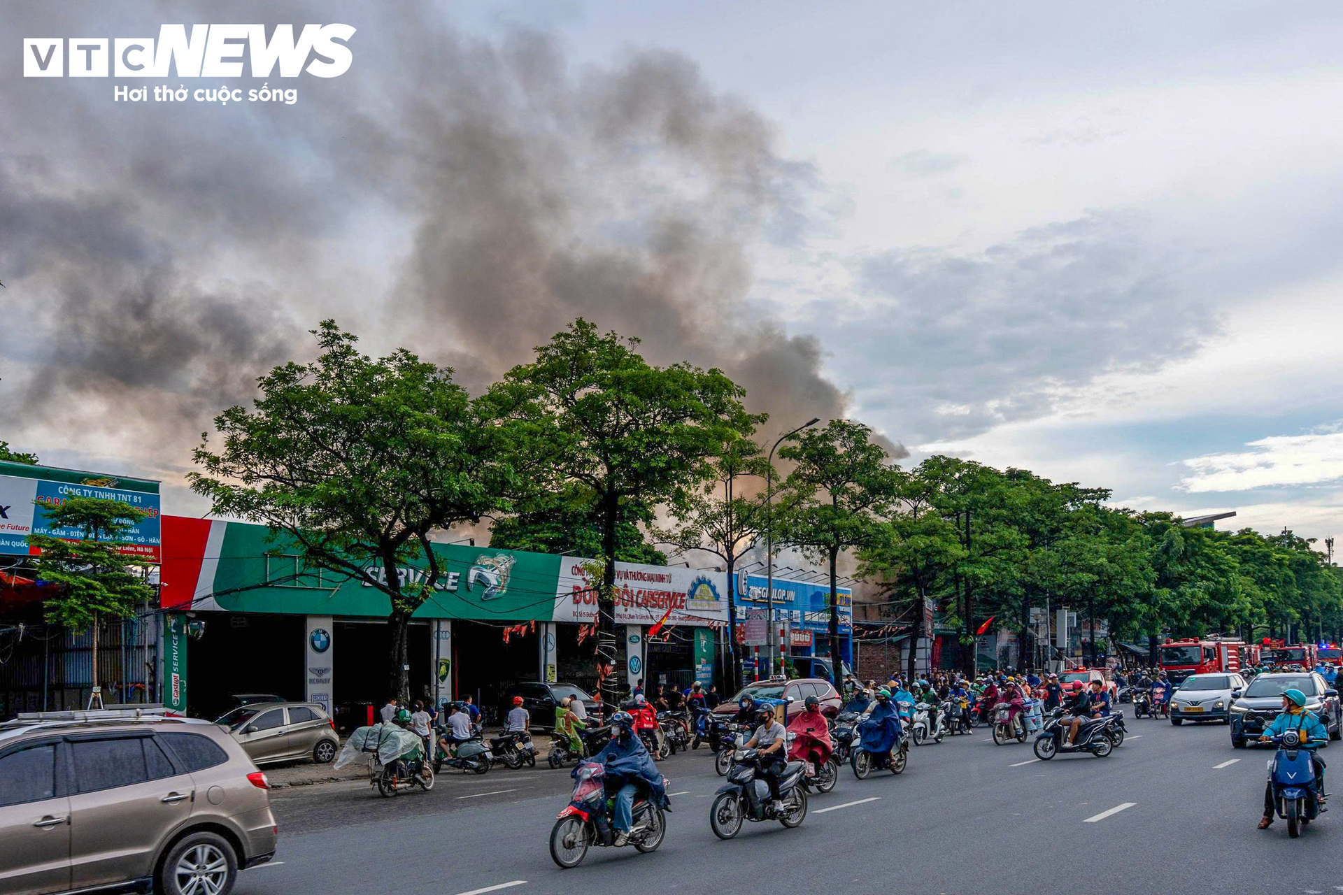 Ch&aacute;y xưởng sửa chữa &ocirc; t&ocirc; tại H&agrave; Nội , kh&oacute;i đen bao tr&ugrave;m khu vực Từ Li&ecirc;m - Ảnh 2.