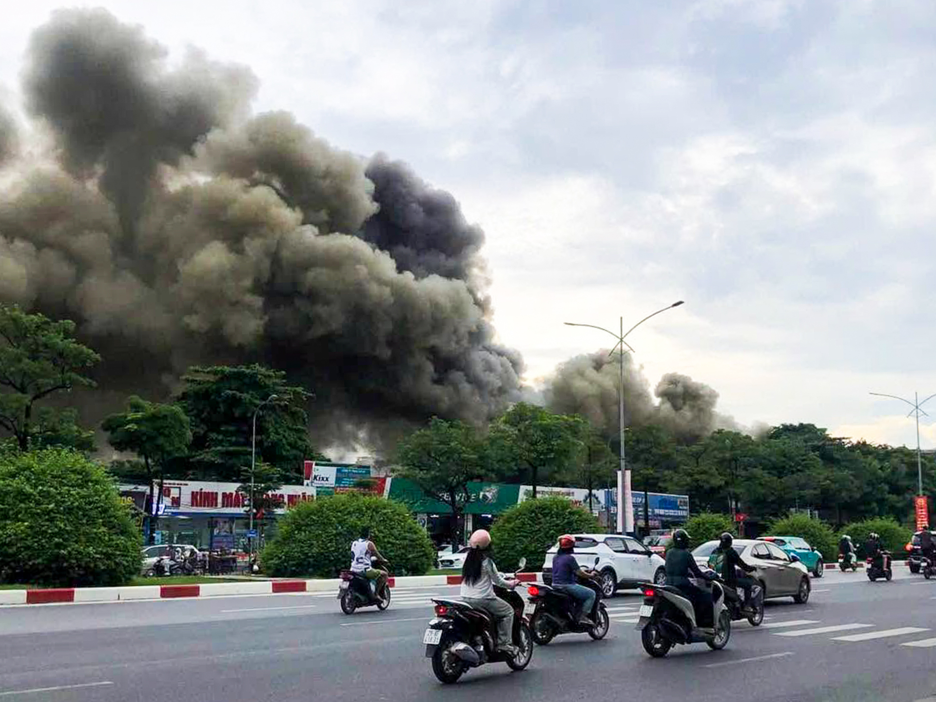 Ch&aacute;y xưởng sửa chữa &ocirc; t&ocirc; tại H&agrave; Nội , kh&oacute;i đen bao tr&ugrave;m khu vực Từ Li&ecirc;m - Ảnh 4.