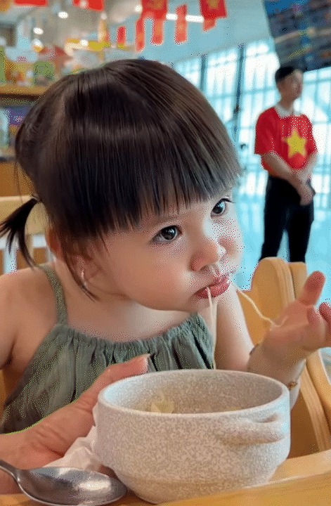 Bé Cốm - con gái Long Chun được ba