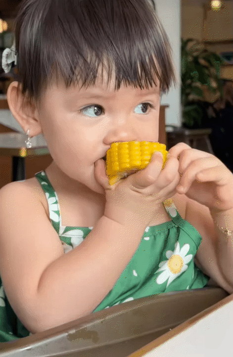Bé Cốm - con gái Long Chun được ba