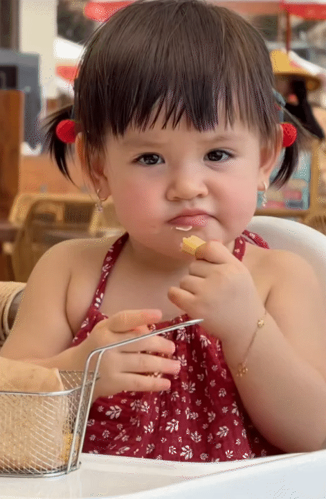 Bé Cốm - con gái Long Chun được ba