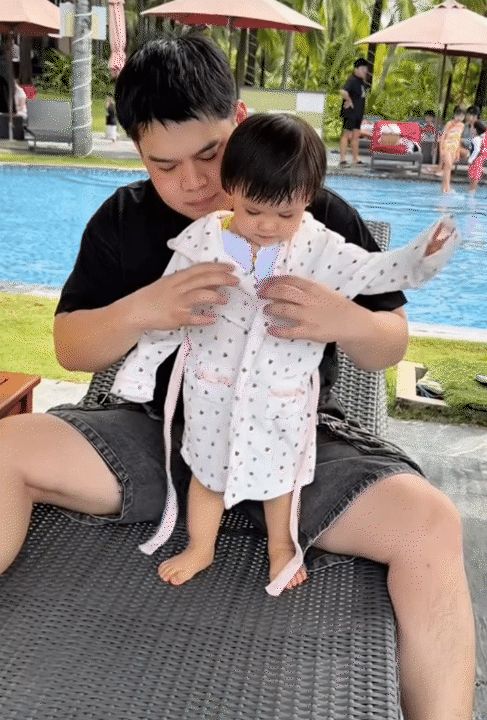 Bé Cốm - con gái Long Chun được ba