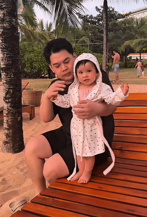 Bé Cốm - con gái Long Chun được ba