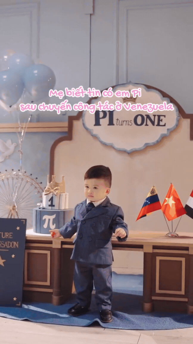 Con trai Hoa hậu Ngọc Hân tròn 1 tuổi chập chững biết đi, vẻ ngoài khôi ngô gây sốt mạng - Ảnh 3.