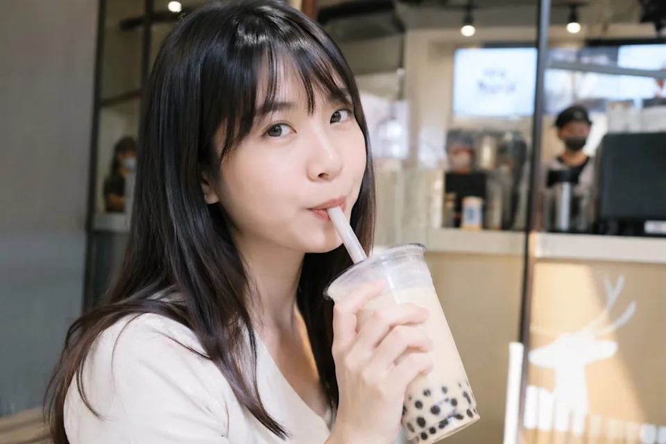 Uống tr&agrave; sữa, c&agrave; ph&ecirc; kiểu n&agrave;y chẳng kh&aacute;c n&agrave;o 