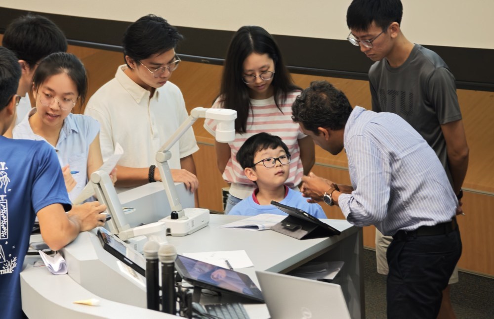 Thần đồng 7 tuổi với IQ 154: Học c&ugrave;ng sinh vi&ecirc;n tại NTU , lập 5 kỷ lục - Ảnh 2.