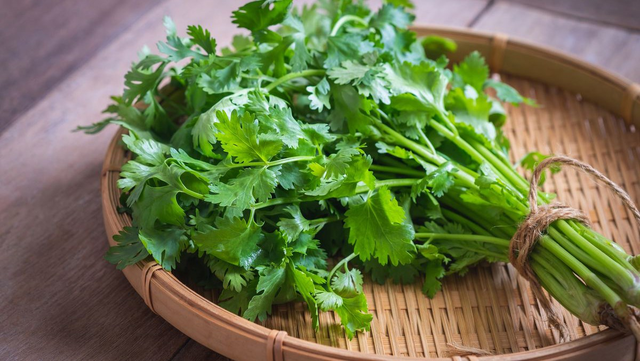 Mỹ nh&acirc;n đẹp nhất thế giới cuồng loại rau chữa mụn v&agrave; chống gi&agrave;, m&oacute;n Việt thường phải cho th&ecirc;m- Ảnh 4.