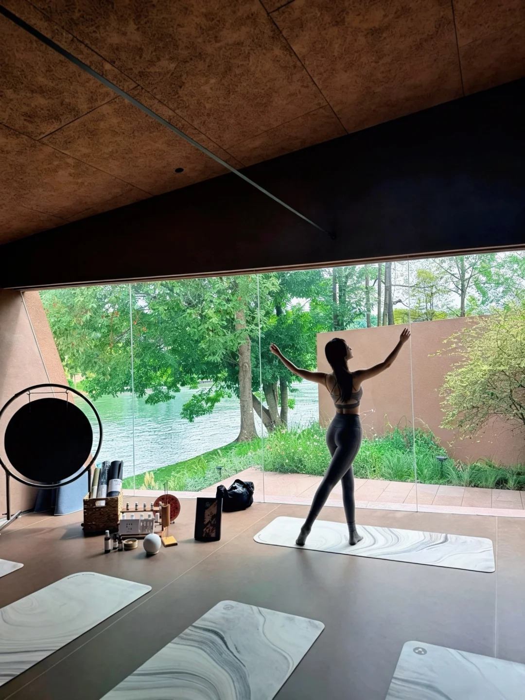 B&ecirc;n trong buổi tập Pilates tại resort hạng sang: Trải nghiệm chăm s&oacute;c sức khỏe - Ảnh 1.