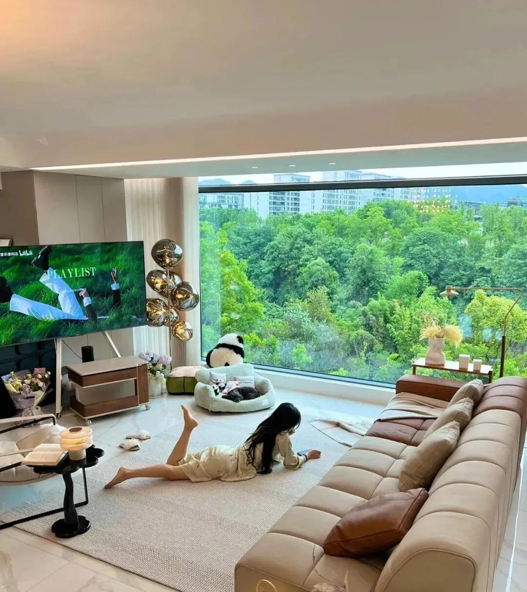 Trời có bão, tuyệt đối đừng đứng sát cửa kính phòng khách: Một phút chủ quan có thể trả giá rất đắt - Ảnh 1.