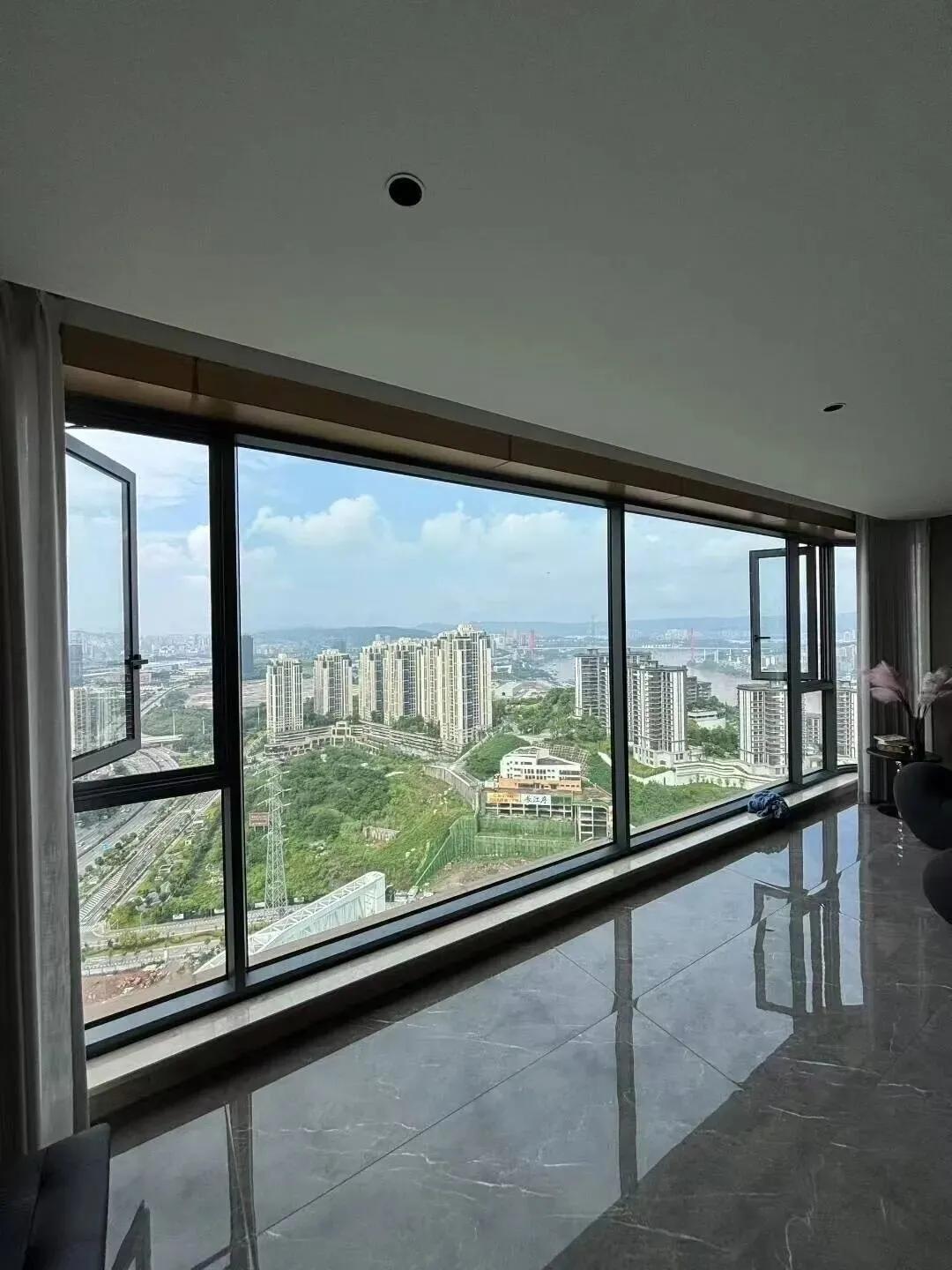 Trời có bão, tuyệt đối đừng đứng sát cửa kính phòng khách: Một phút chủ quan có thể trả giá rất đắt - Ảnh 2.