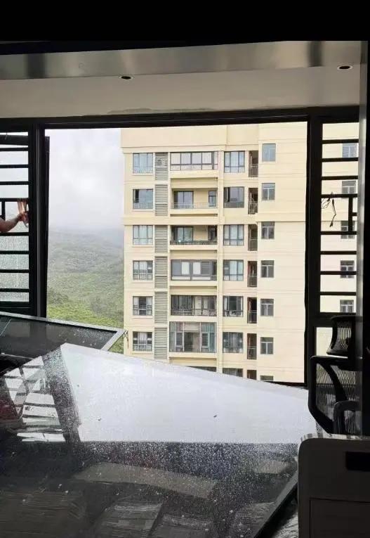 Trời có bão, tuyệt đối đừng đứng sát cửa kính phòng khách: Một phút chủ quan có thể trả giá rất đắt - Ảnh 3.