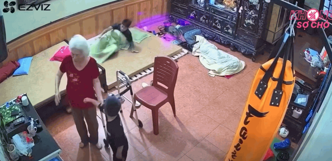 Clip triệu tim: Thấy bà chớm mất thăng bằng, 2 anh em phản xạ nhanh như chớp, kịp thời đỡ bà không bị ngã - Ảnh 1.