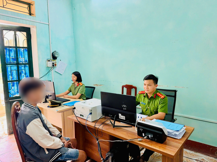 Nam thanh ni&ecirc;n bị phạt 12 , 5 triệu v&igrave; livestream đi xe m&aacute;y bốc đầu tr&ecirc;n Tiktok - Ảnh 1.