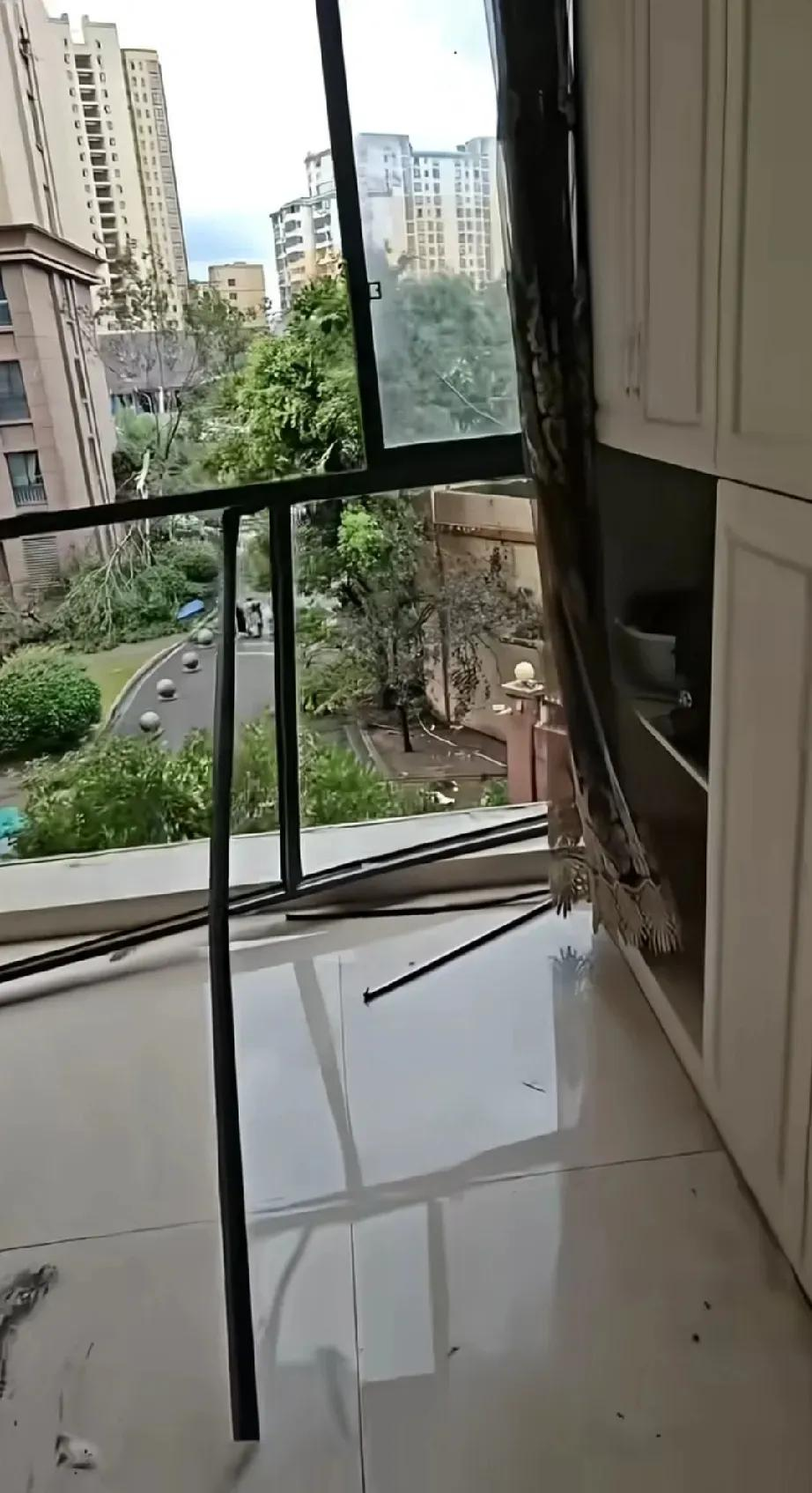 Trời có bão, tuyệt đối đừng đứng sát cửa kính phòng khách: Một phút chủ quan có thể trả giá rất đắt - Ảnh 4.