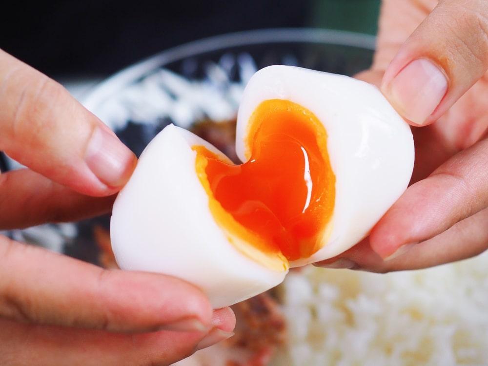 Khi luộc trứng, 99% mọi người đều mắc sai lầm: Đ&acirc;y mới l&agrave; c&aacute;ch đ&uacute;ng để luộc trứng mềm ngon tuyệt vời - Ảnh 2.