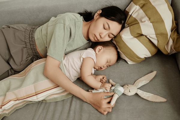 Trẻ “ngủ cùng mẹ” và “không ngủ cùng mẹ”: Chưa cần đợi lớn lên, khác biệt đã vô cùng rõ rệt - Ảnh 1.