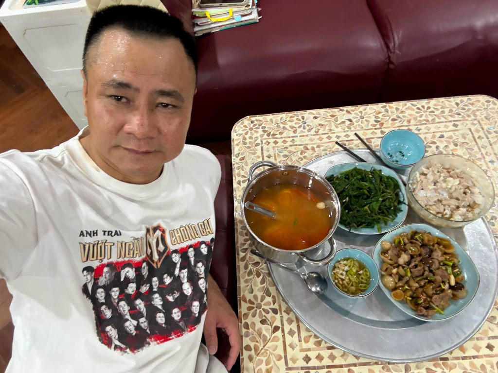 Mâm cơm gia đình của Đại tá Tự Long: Hương vị giản dị , tình thương tràn đầy - Ảnh 2. Mâm cơm gia đình của Đại tá Tự Long: Hương vị giản dị , tình thương tràn đầy - Ảnh 2.