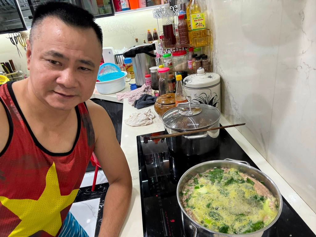 Mâm cơm gia đình của Đại tá Tự Long: Hương vị giản dị , tình thương tràn đầy - Ảnh 3. Mâm cơm gia đình của Đại tá Tự Long: Hương vị giản dị , tình thương tràn đầy - Ảnh 3.