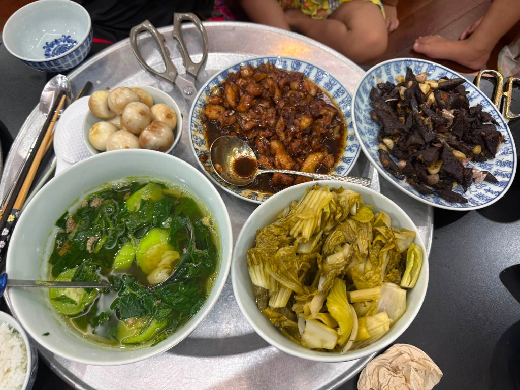 Mâm cơm gia đình của Đại tá Tự Long: Hương vị giản dị , tình thương tràn đầy - Ảnh 4. Mâm cơm gia đình của Đại tá Tự Long: Hương vị giản dị , tình thương tràn đầy - Ảnh 4.