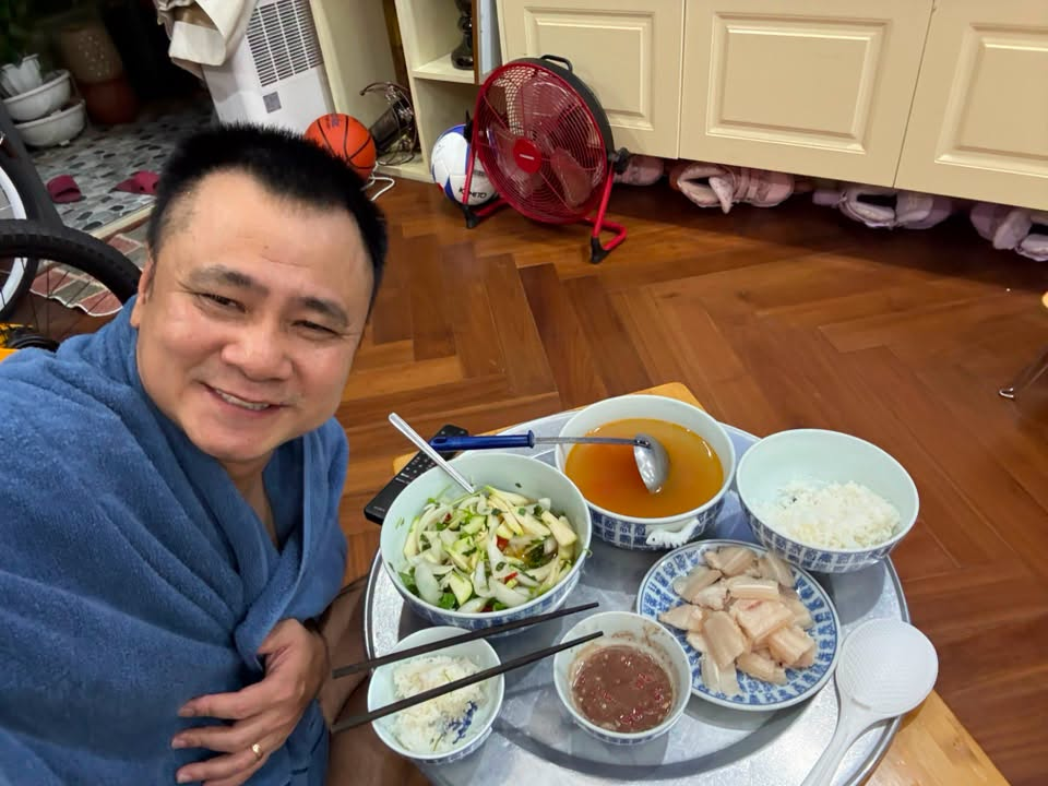 Mâm cơm gia đình của Đại tá Tự Long: Hương vị giản dị , tình thương tràn đầy - Ảnh 1. Mâm cơm gia đình của Đại tá Tự Long: Hương vị giản dị , tình thương tràn đầy - Ảnh 1.