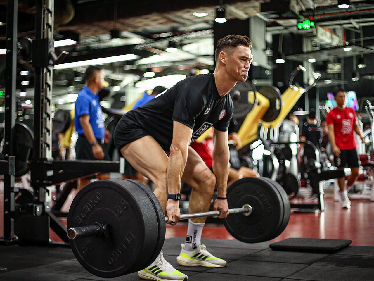 L&ecirc; Giang Patrik v&agrave; MC Ho&agrave;ng Oanh tỏa s&aacute;ng ở biển với phong c&aacute;ch như l&ecirc;n b&igrave;a tạp ch&iacute; - Ảnh 2.