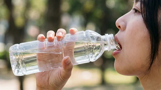 Người đ&agrave;n &ocirc;ng ngo&agrave;i 50 tuổi uống chai nước để qu&ecirc;n trong &ocirc; t&ocirc; rồi n&ocirc;n &oacute;i dữ dội: B&aacute;c sĩ cảnh b&aacute;o 3 th&oacute;i quen tưởng v&ocirc; hại - Ảnh 3.