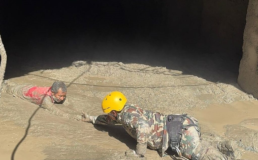 898 Công nhân mất tích sau lũ quét ở Nepal: Cuộc khủng hoảng nhân đạo nghiêm trọng - Ảnh 2. 898 Công nhân mất tích sau lũ quét ở Nepal: Cuộc khủng hoảng nhân đạo nghiêm trọng - Ảnh 2.