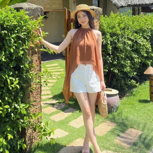 Một chiếc &aacute;o yếm, 4 c&ocirc;ng thức phối đồ thanh lịch cho n&agrave;ng th&iacute;ch vẻ ngo&agrave;i 