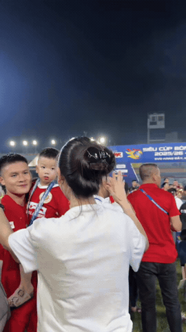 Quang Hải v&agrave; khoảnh khắc ngọt ng&agrave;o với Chu Thanh Huyền sau Si&ecirc;u c&uacute;p Quốc gia 2026 - Ảnh 1.