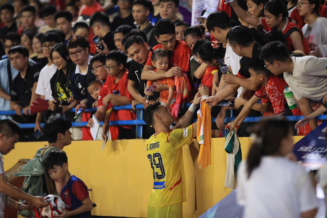 Chu Thanh Huyền rạng rỡ b&ecirc;n Do&atilde;n Hải My trong ng&agrave;y CAHN v&ocirc; địch Si&ecirc;u c&uacute;p quốc gia 2026 - Ảnh 8.
