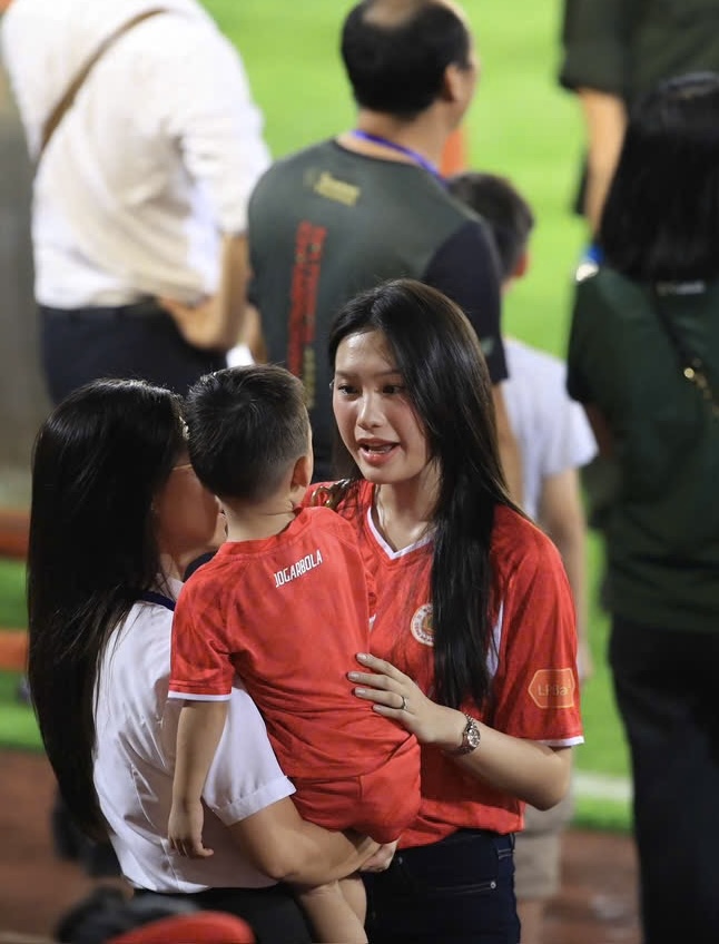 Chu Thanh Huyền rạng rỡ b&ecirc;n Do&atilde;n Hải My trong ng&agrave;y CAHN v&ocirc; địch Si&ecirc;u c&uacute;p quốc gia 2026 - Ảnh 1.