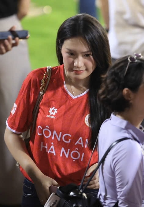 Chu Thanh Huyền rạng rỡ b&ecirc;n Do&atilde;n Hải My trong ng&agrave;y CAHN v&ocirc; địch Si&ecirc;u c&uacute;p quốc gia 2026 - Ảnh 2.