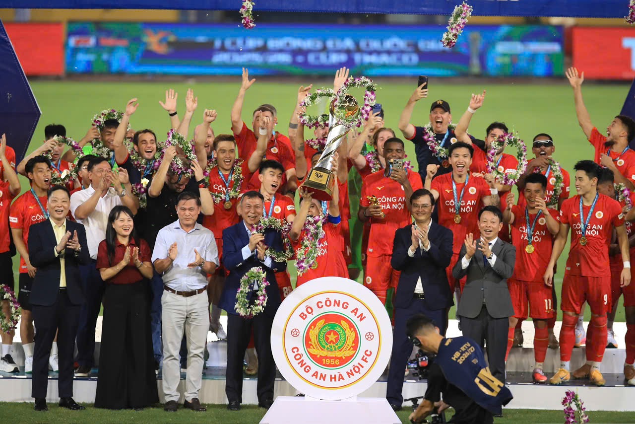 Chu Thanh Huyền rạng rỡ b&ecirc;n Do&atilde;n Hải My trong ng&agrave;y CAHN v&ocirc; địch Si&ecirc;u c&uacute;p quốc gia 2026 - Ảnh 10.