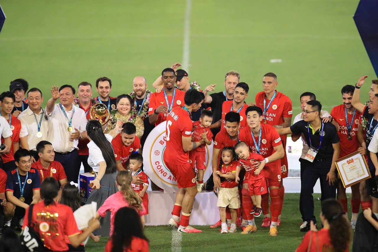 Chu Thanh Huyền rạng rỡ b&ecirc;n Do&atilde;n Hải My trong ng&agrave;y CAHN v&ocirc; địch Si&ecirc;u c&uacute;p quốc gia 2026 - Ảnh 13.