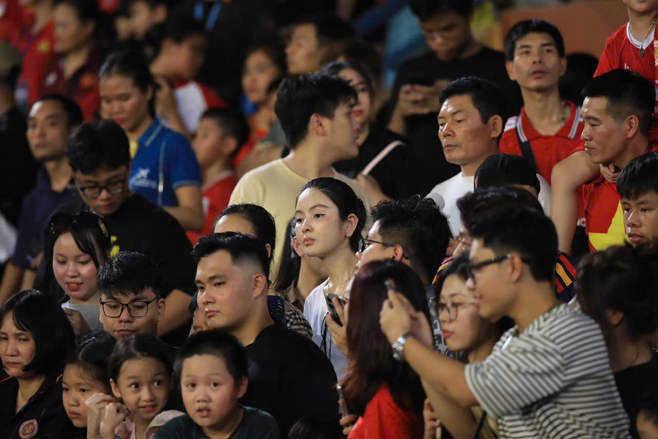 Chu Thanh Huyền rạng rỡ b&ecirc;n Do&atilde;n Hải My trong ng&agrave;y CAHN v&ocirc; địch Si&ecirc;u c&uacute;p quốc gia 2026 - Ảnh 4.