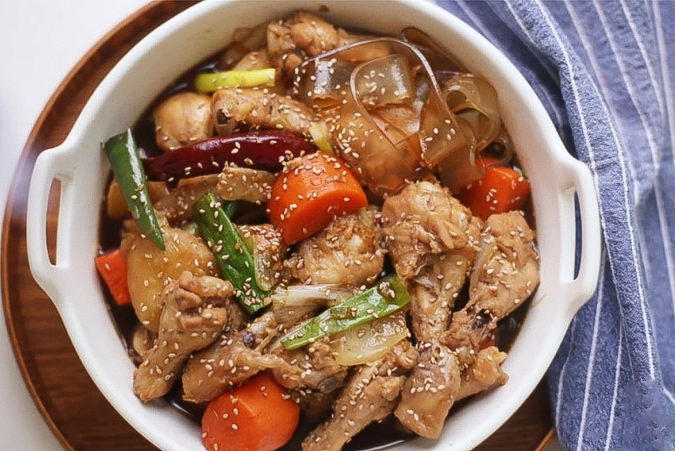 Bữa cơm nh&agrave; ngon ấn tượng với m&oacute;n thịt g&agrave; nấu đơn giản m&agrave; ai ăn cũng khen ngon hết sảy - Ảnh 8.