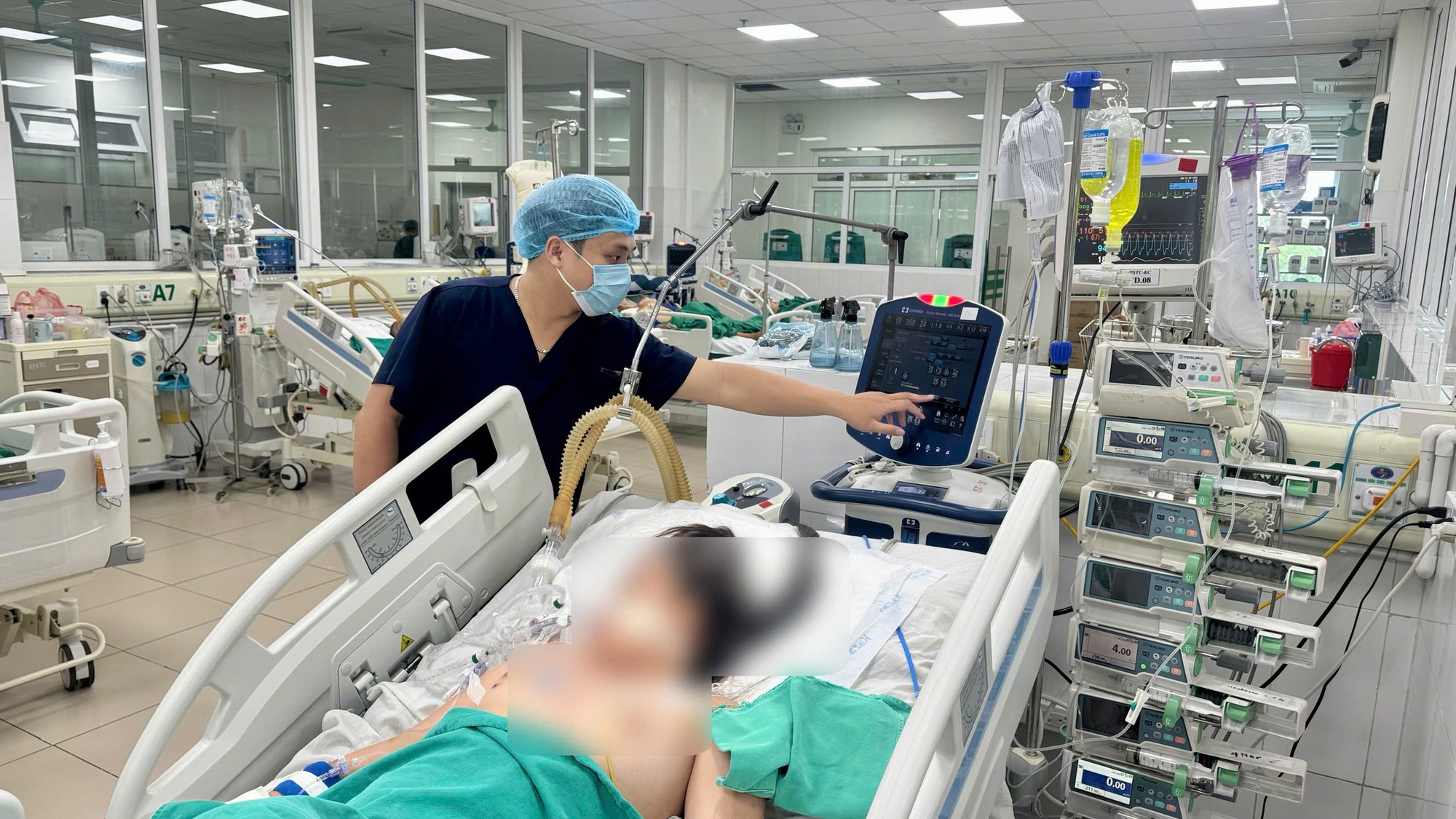 B&eacute; g&aacute;i 14 tuổi sốt m&ograve; bất ngờ , b&aacute;c sĩ ph&aacute;t hiện nguy&ecirc;n nh&acirc;n dưới ngực - Ảnh 1.