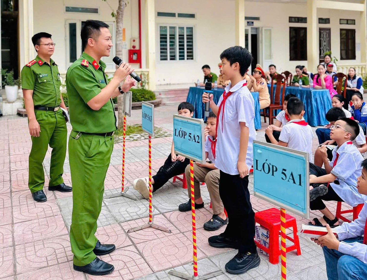 C&ocirc;ng an chặn c&aacute;c hội nh&oacute;m học sinh k&iacute;ch động bạo lực tr&ecirc;n mạng x&atilde; hội năm 2026 - Ảnh 1.