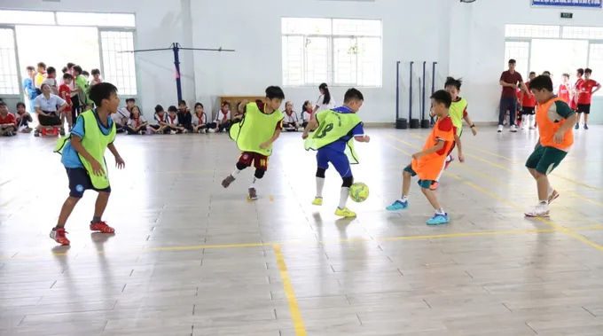C&ocirc;ng an chặn c&aacute;c hội nh&oacute;m học sinh k&iacute;ch động bạo lực tr&ecirc;n mạng x&atilde; hội năm 2026 - Ảnh 3.