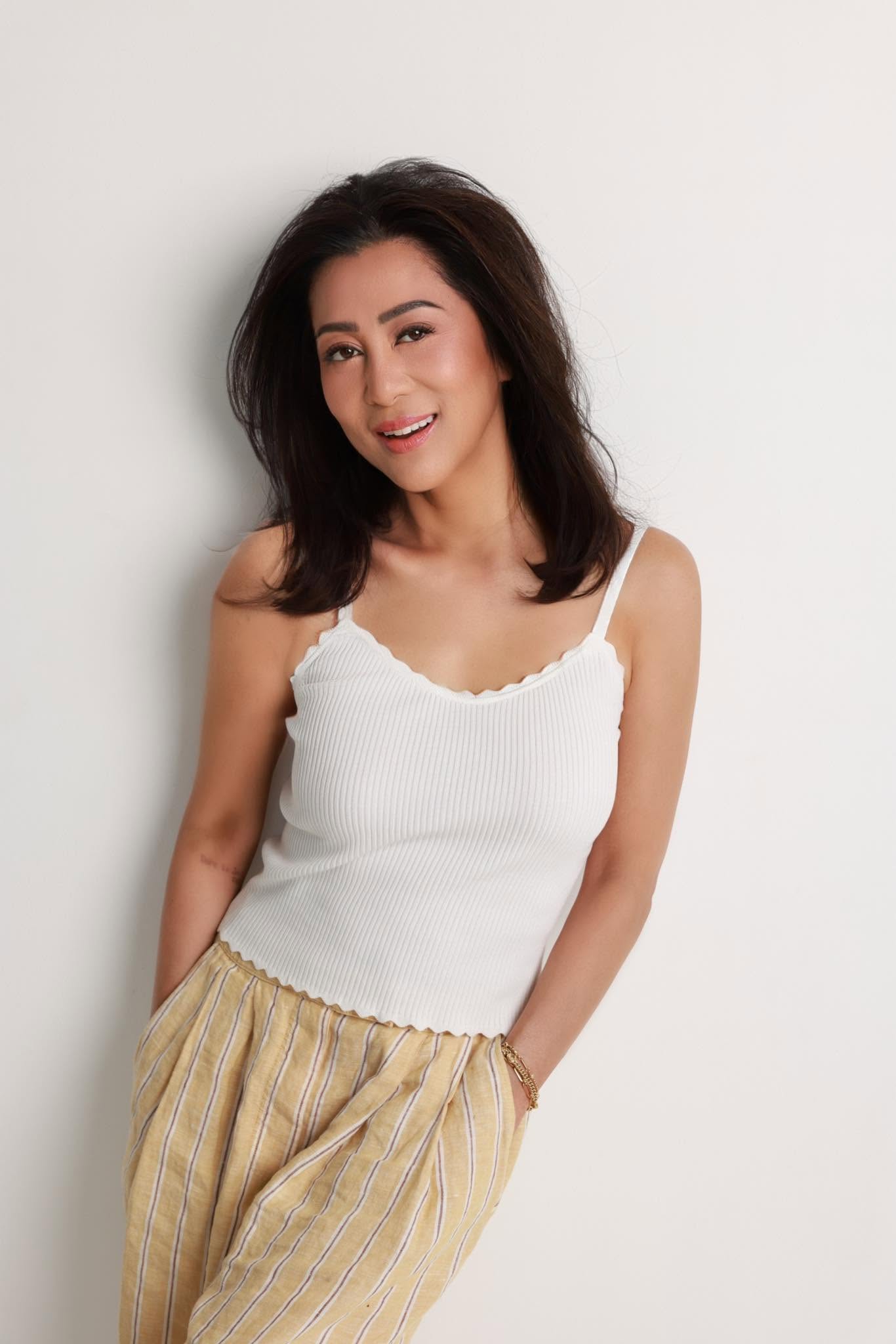 Nghệ sĩ U65 c&oacute; body sexy như g&aacute;i đ&ocirc;i mươi, chủ động cầu h&ocirc;n lại chồng cũ - Ảnh 2.