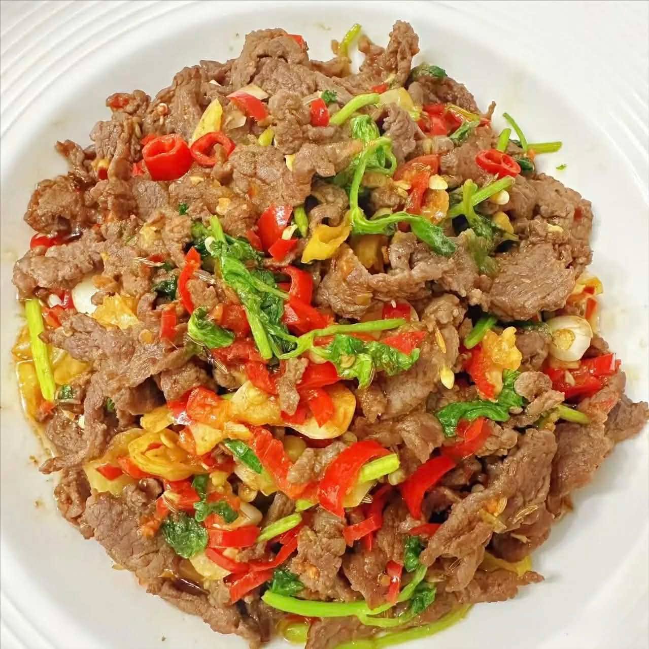 T&ocirc;i đăng ảnh bữa tối 4 m&oacute;n m&agrave; bạn g&aacute;i nấu cho m&igrave;nh l&ecirc;n MXH, bạn b&egrave; đ&atilde; s&ocirc;i nổi b&igrave;nh luận 