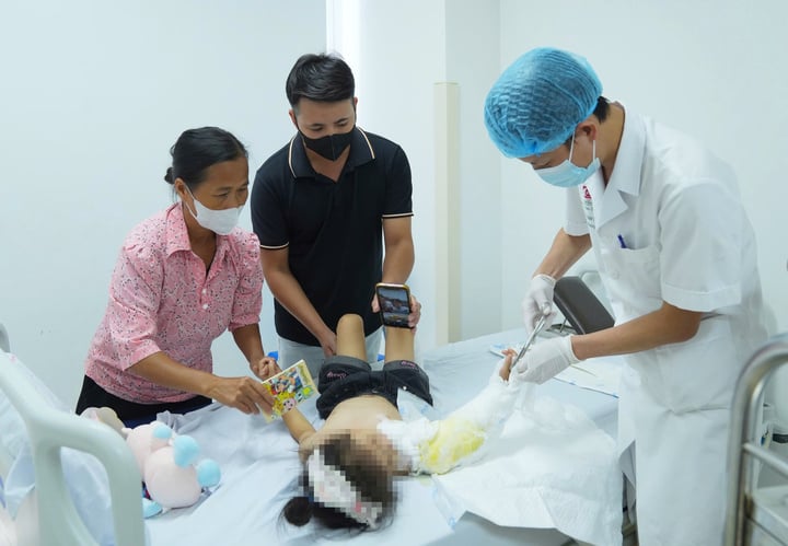 B&eacute; 4 tuổi bị đứt rời c&aacute;nh tay do &aacute;o chống nắng cuốn v&agrave;o b&aacute;nh xe - Ảnh 1.