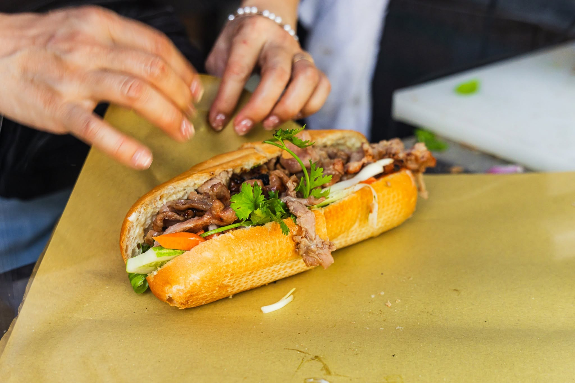 B&aacute;nh m&igrave; Chad Kubanoff ở tp . Hcm: H&agrave;nh tr&igrave;nh từ đầu bếp Mỹ đến m&oacute;n ăn nổi tiếng - Ảnh 3.